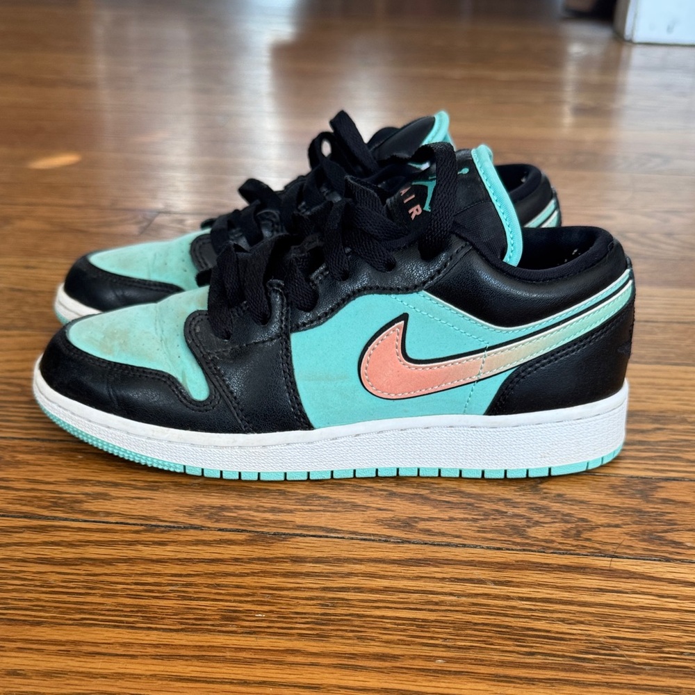 Nike Kids' Black and Teal Sneakers with Coral Swoosh Size 4.5